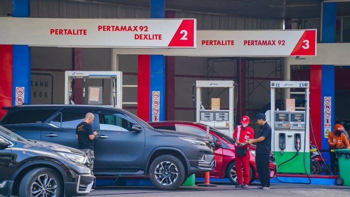 Pengisian BBM di SPBU. Pertamina Patra Niaga Regional Sulawesi Pastikan Suplai BBM ke Kepulauan Selayar Segera Normal.