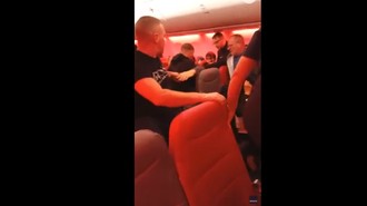 Berkelahi di Pesawat, 2 Penumpang Dilarang Terbang Seumur Hidup!