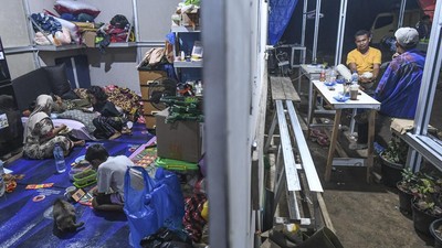 Penyintas Banjir Bandang Agam Jalani Sahur di Huntara Kayu Pasak