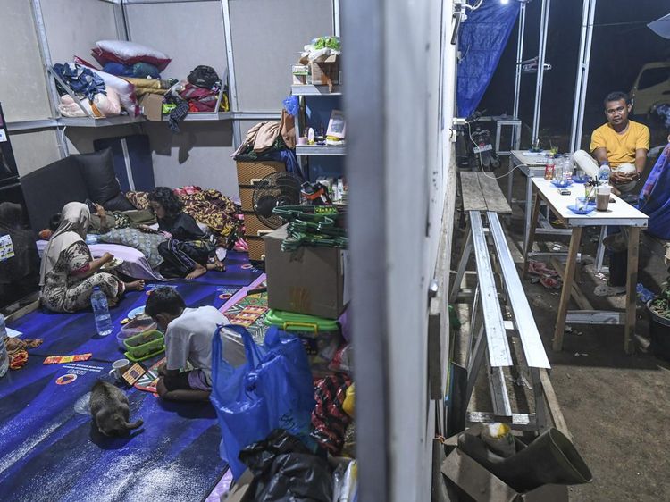 Penyintas Banjir Bandang Agam Jalani Sahur di Huntara Kayu Pasak