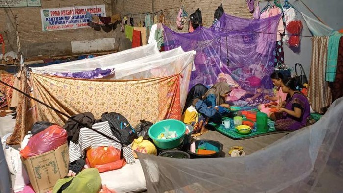 Warga Tapsel Jalani Sahur Ramadan Pertama di Pengungsian, Ini Ceritanya