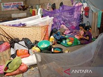 Warga Korban Banjir Tapsel Jalani Sahur Pertama Ramadan di Pengungsian