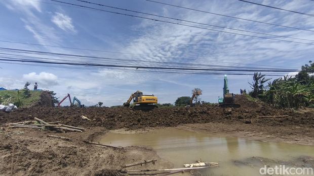 Perbaikan tanggul Perbaikan tanggul Sungai Tuntang, Kecamatan Kebonagung, Kabupaten Demak yang jebol selebar 50 meter, Kamis (19/2/2026).