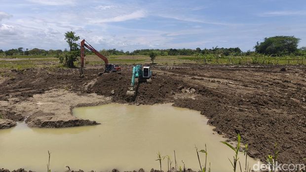 Perbaikan tanggul Perbaikan tanggul Sungai Tuntang, Kecamatan Kebonagung, Kabupaten Demak yang jebol selebar 50 meter, Kamis (19/2/2026).
