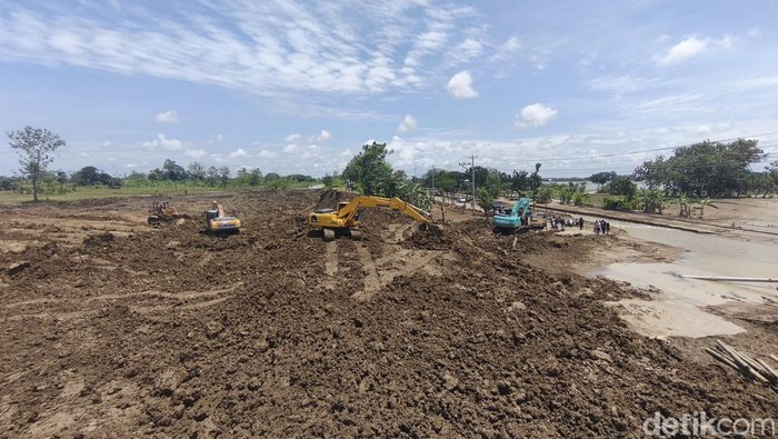 Perbaikan tanggul Sungai Tuntang, Kecamatan Kebonagung, Kabupaten Demak yang jebol selebar 50 meter, Kamis (19/2/2026).