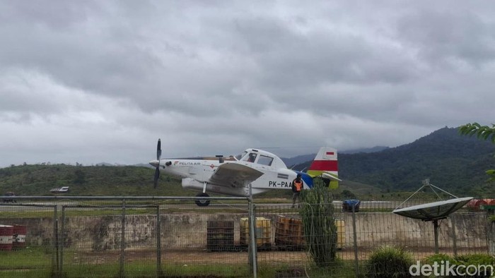 Pesawat di Bandara Yuvai Sembiring, Long Bawan, Nunukan, Kalimantan Utara.