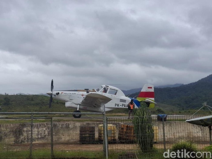 Pesawat di Bandara Yuvai Semaring, Long Bawan, Nunukan, Kalimantan Utara.