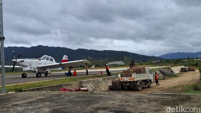 Pesawat di Bandara Yuvai Semaring, Nunukan, Kalimantan Utara.
