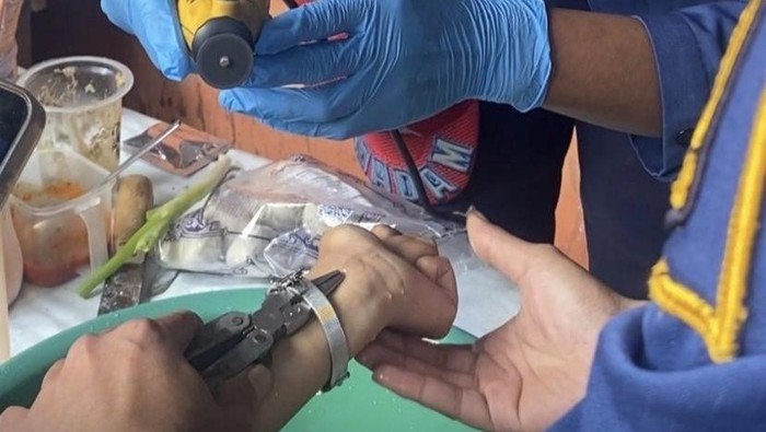 ScreenshotPetugas damkar saat evakuasi jam tangan remaja