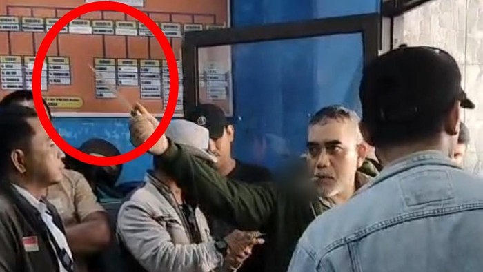 Pimpinan ormas, Sakir Dg Rappung (47) melakukan perusakan dan pengancaman dengan mengacungkan senjata tajam jenis badik di Kantor Lurah Pabaeng-baeng.