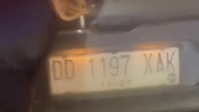Plat mobil pelaku yang memukul pemotor di Makassar.