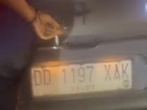 Pria di Makassar Dipukul Pengendara Mobil di Hadapan Istri Usai Motor Ditabrak