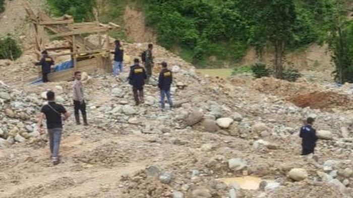 Polisi ke TKP kakek dan cucunya tewas tertimbun di lubang tambang emas ilegal Mamuju.