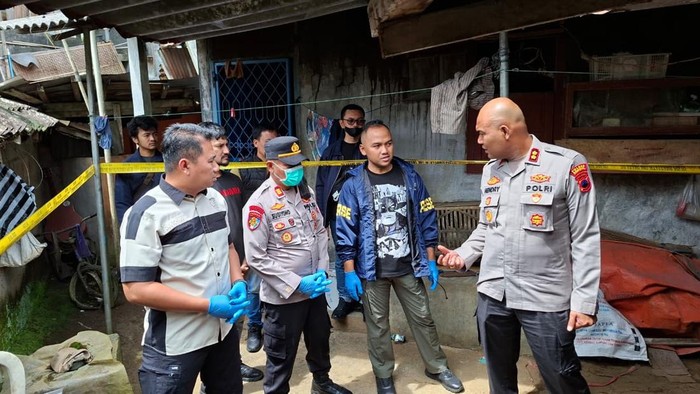 Polisi mengamankan sejumlah bahan peledak di TKP ledakan bahan petasan di rumah warga Desa Trimulyo, Kecamatan Sukorejo, Kendal, Kamis (19/2/2026).