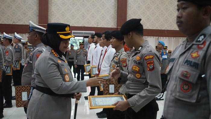 Polres Metro Bekasi memberikan penghargaan kepada 39 personel berprestasi.