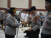 Kapolrestro Bekasi Beri Penghargaan 39 Anggota, Tekankan Pelayanan Humanis