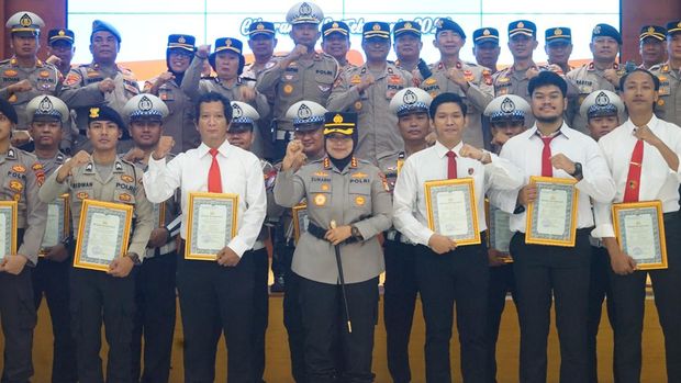 Polres Metro Bekasi memberikan penghargaan kepada 39 personel berprestasi