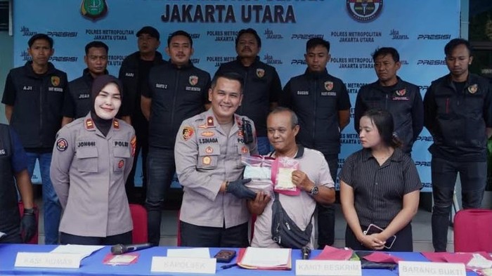 Pria berinisial FIM (24) ditangkap karena mencuri uang dan emas milik ayah pacarnya di Jakarta Utara. Korban mengalami kerugian sekitar Rp 400 juta. (dok Polres Jakut)
