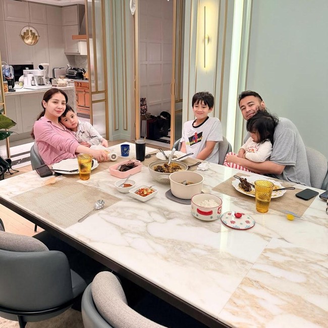 Alhamdulillah... Raffi Ahmad Bahagia Banget Sahur Pertama Bareng Keluarga