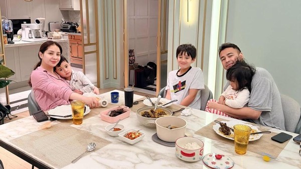 Alhamdulillah... Raffi Ahmad Bahagia Banget Sahur Pertama Bareng Keluarga