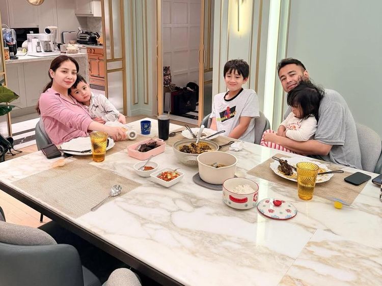 Alhamdulillah... Raffi Ahmad Bahagia Banget Sahur Pertama Bareng Keluarga