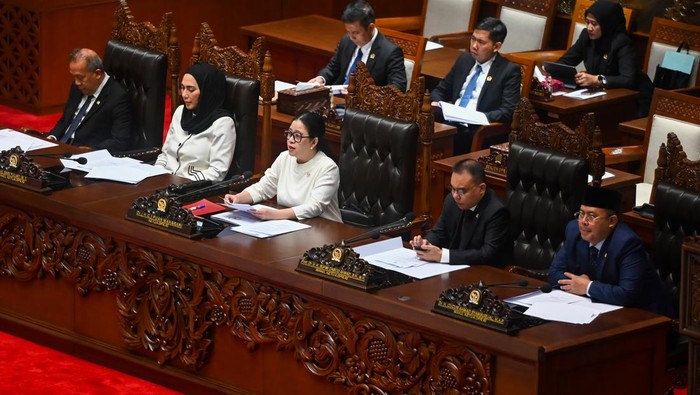 Ketua DPR Puan Maharani (tengah) bersama Wakil Ketua DPR Saan Mustopa (kiri), Sari Yuliati (kedua kiri), Sufmi Dasco Ahmad (kedua kanan) dan Cucun Ahmad Syamsurijal (kanan) memimpin Rapat Paripurna Ke-14 DPR RI Penutupan Masa Sidang III Tahun Sidang 2025-2026 di Kompleks Parlemen, Senayan, Jakarta, Kamis (19/2/2026). Rapat tersebut menyetujui laporan Komisi I DPR RI terkait persetujuan penerimaan hibah Alat Peralatan Pertahanan dan Keamanan (Alpalhankam) dari Pemerintah Jepang untuk Kementerian Pertahanan. ANTARA FOTO/Rivan Awal Lingga/rwa.