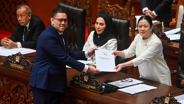 Ketua DPR Puan Maharani (kanan) menerima laporan pembahasan dari Wakil Ketua Komisi I Dave Akbarshah Fikarno Laksono (kedua kiri) disaksikan oleh Wakil Ketua DPR Saan Mustopa (kiri) dan Sari Yuliati (kedua kanan) pada Rapat Paripurna Ke-14 DPR RI Pen