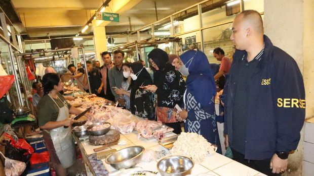 Satgas Saber Pangan Polres Jakbar mengecek harga dan ketersediaan 14 komoditi di pasar tradisional Pos Pengumben, Kamis (19/2/2026).