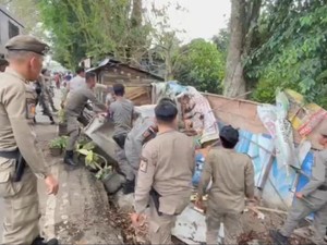 6 Gubuk Liar Diduga Tempat Prostitusi di Lubuklinggau Dirobohkan