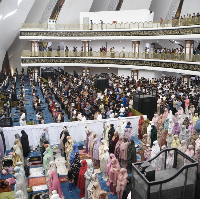 Potret Tarawih Pertama di Masjid Negara IKN