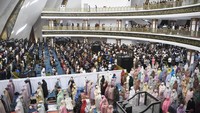 Terlihat ruang salat utama dipadati jemaah. Shaf sebelah kanan di belakang imam diisi jemaah laki-laki, sedangkan di sebelah kiri diisi jemaah perempuan.