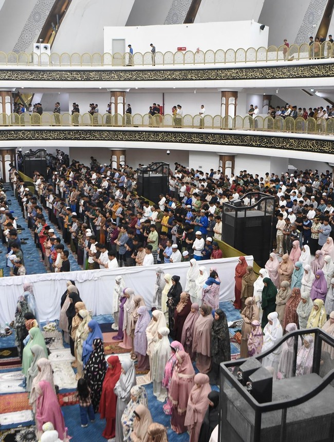 Potret Tarawih Pertama di Masjid Negara IKN