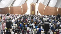 Masjid Negara ini menggelar salat tarawih perdana sejak pembangunannya. Masjid Negara ini menampung hingga puluhan ribu jemaah.