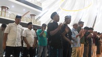 Jemaah pria saat melaksanakan salat tarawih di Masjid Negara, Ibu Kota Nusantara (IKN).