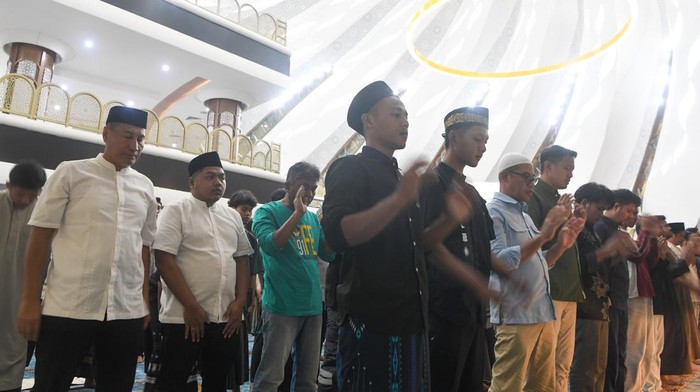Umat Islam melaksanakan Shalat Tarawih di Masjid Negara, Ibu Kota Nusantara (IKN), Penajam Paser Utara, Kalimantan Timur, Rabu (18/2/2026). Otorita Ibu Kota Nusantara (OIKN) menyelenggarakan Shalat Tarawih perdana di Masjid Negara mengikuti penetapan pemerintah 1 Ramadhan 1447 Hijriah yang jatuh pada Kamis (19/2). ANTARA FOTO/M Risyal Hidayat/tom.