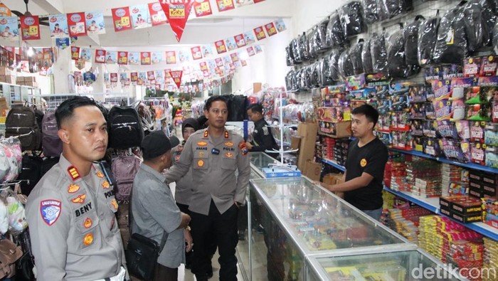 Sidak penjual petasan di Sumenep