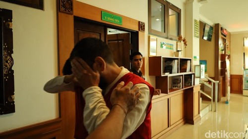 Ayush, Sanjakhaand, Mungunjigur, dan Zolzaya digiring ke ruang tahanan seusai menjalani sidang di PN Gianyar, Kamis (19/2/2026). (Aryo Mahendro/detikBali).