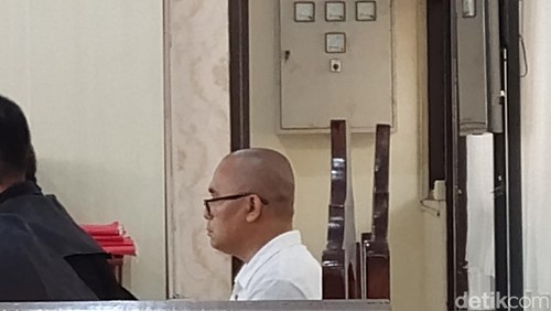 Ignatius Iwan Ardian (46) saat menjalani sidang di PN Denpasar, Kamis (19/2/2026).