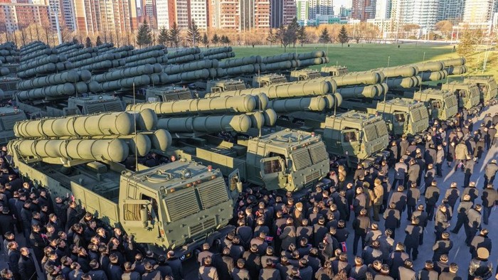 Sistem peluncur roket raksasa dipamerkan Korut, diklaim mampu membawa hulu ledak nuklir (AFP PHOTO/KCNA VIA KNS)