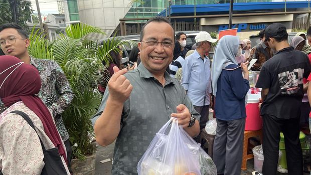 Suasana berburu takjil di Benhil (Adhfar/detikcom)