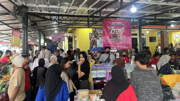 Suasana berburu takjil di Benhil (Adhfar/detikcom)