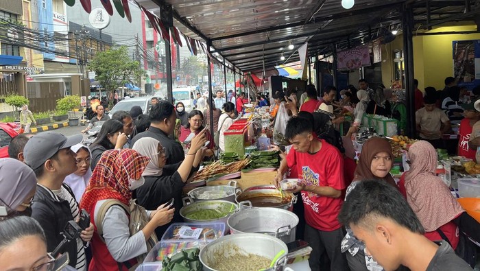 Laga Takjil Sedihari Pertama Ramadan, Benhil Ramai Pencari Makanan Buka