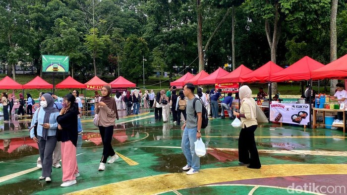 Suasana berburu takjil di Jatinangor, Sumedang.