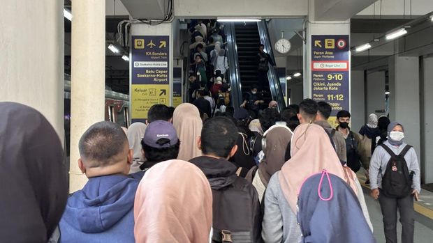 Suasana di Stasiun Manggarai sebelum jam buka puasa Ramadan hari pertama (Rachma/detikcom)