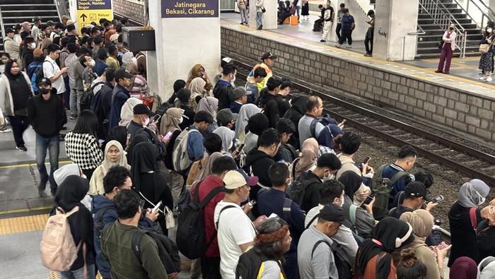 Suasana Stasiun Manggarai Sebelum Jam Buka Puasa, 2 Peron Ini Paling Padat - Update 1