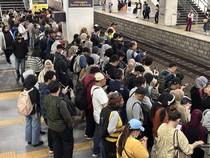 Suasana Stasiun Manggarai Sebelum Jam Buka Puasa, 2 Peron Ini Paling Padat
