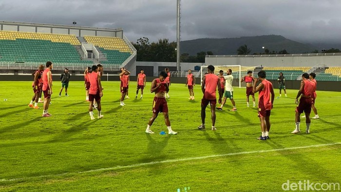 Suasana latihan PSM di Stadion Gelora BJ Habibie pada petang hari.