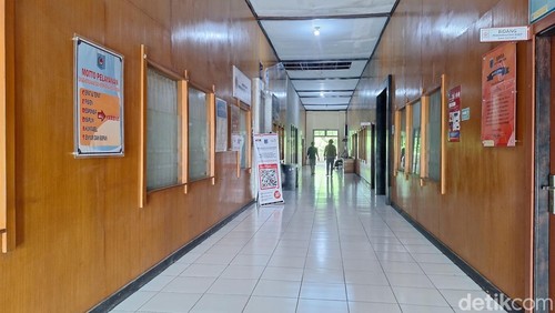Suasana lorong ruangan perkantoran OPD lingkup Pemkot Mataram di Kantor Wali Kota Mataram, Kamis (19/2/2026).