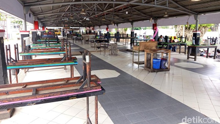 Suasana sepi di pusat kuliner Tuin Van Java (TVJ) di Alun-alun Kota Magelang, Kamis (19/2/2026).