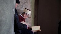 Jemaah pria membaca Al-Qur’an malam sebelum Ramadan. Sepanjang Ramadan, aktivitas keagamaan seperti tadarus dan kajian malam meningkat di berbagai masjid di Bosnia & Herzegovina. Foto: REUTERS/Amel Emric
